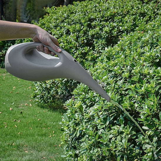 Arrosoir-plastique arrose les plantes