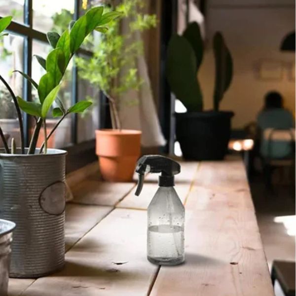 Pulvérisateur à main sur une table