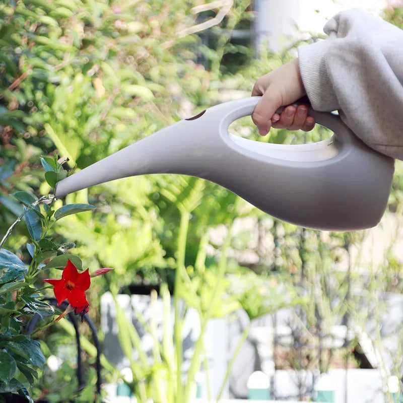 Arrosoir-plastique arrose les fleurs